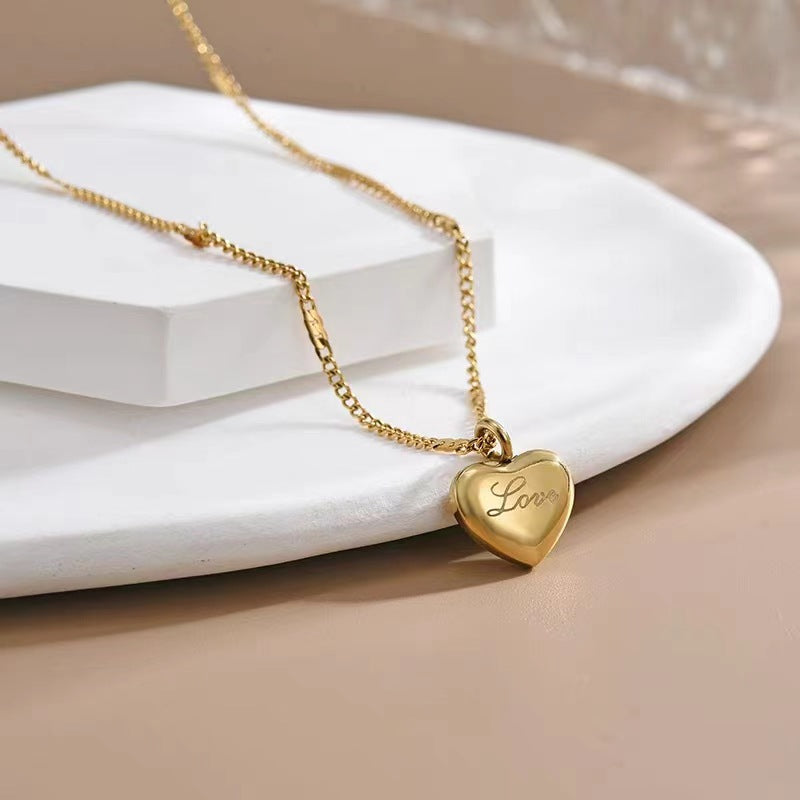 VALENTINA - Collar con colgante de corazón abombado y grabado de amor en baño de oro™