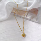 VALENTINA - Collar con colgante de corazón abombado y grabado de amor en baño de oro™