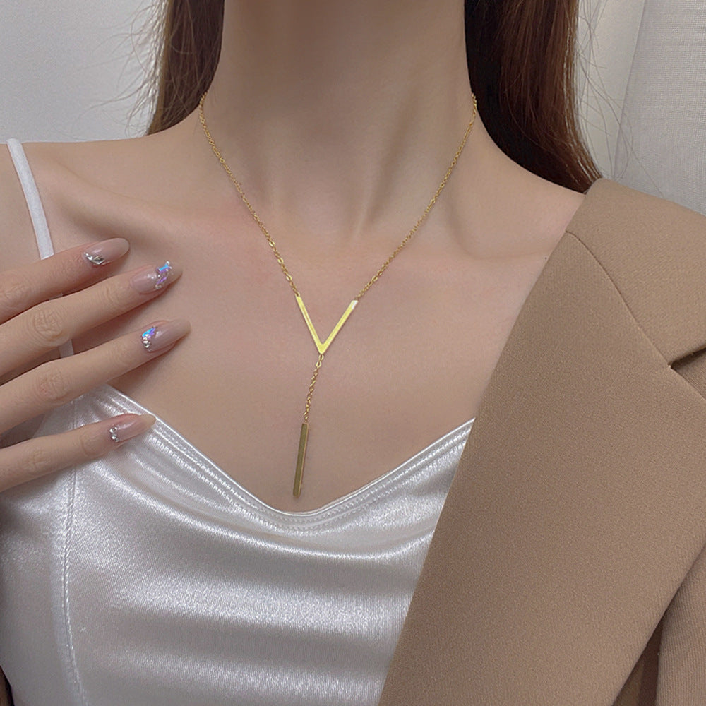 AURELIA - Collar con caída en V y colgante cilíndrico en baño de oro™