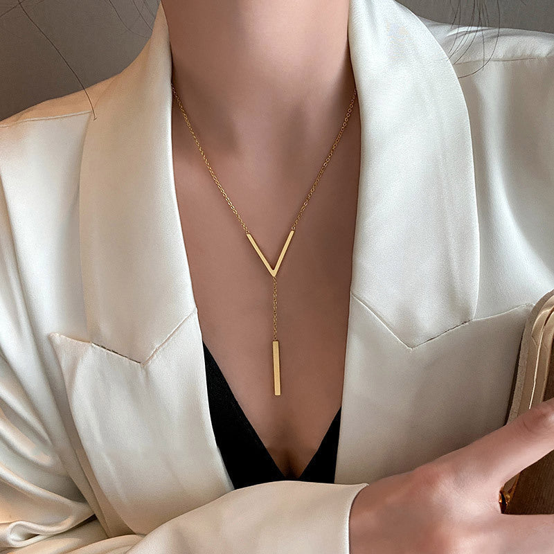 AURELIA - Collar con caída en V y colgante cilíndrico en baño de oro™