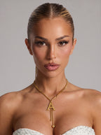 ALEXIA - Collar con inicial personalizada y dije de dado en baño de oro™