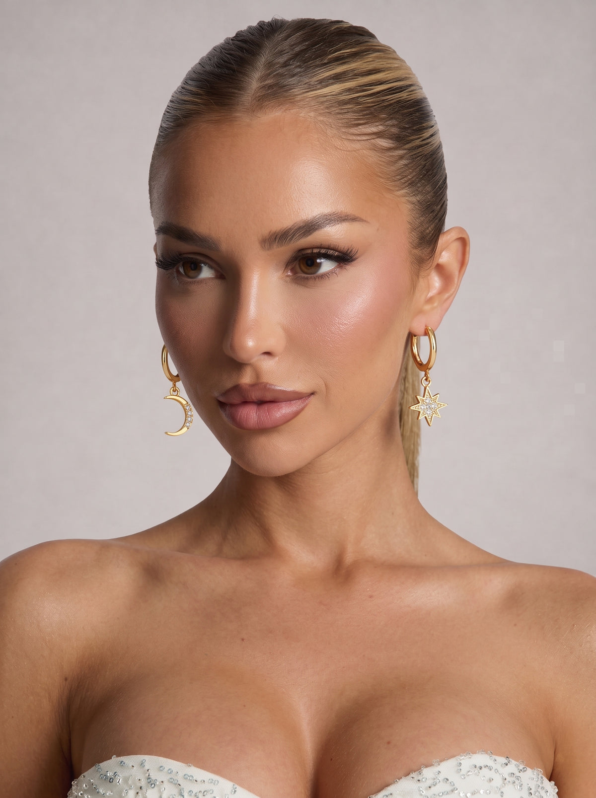 CELESTE - Pendientes de aro asimétricos con dijes de sol y luna en pavé y baño de oro™