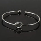 CASANDRA - Brazalete rígido abierto con nudo infinito y circonias™