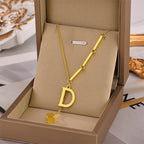 ALEXIA - Collar con inicial personalizada y dije de dado en baño de oro™