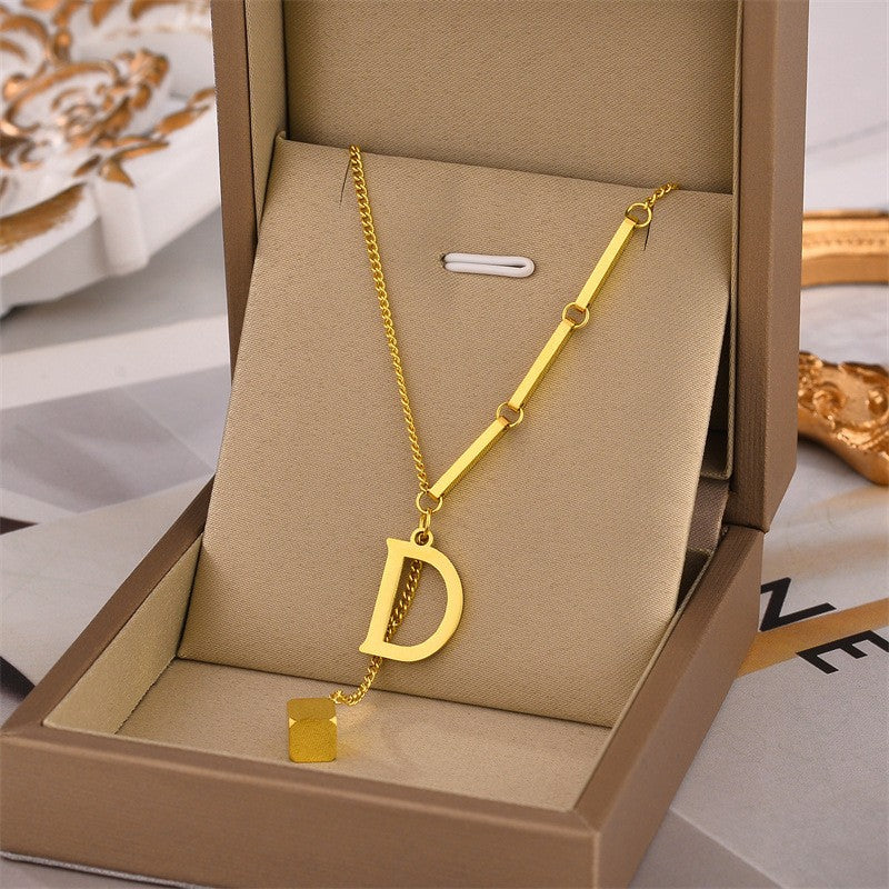 ALEXIA - Collar con inicial personalizada y dije de dado en baño de oro™