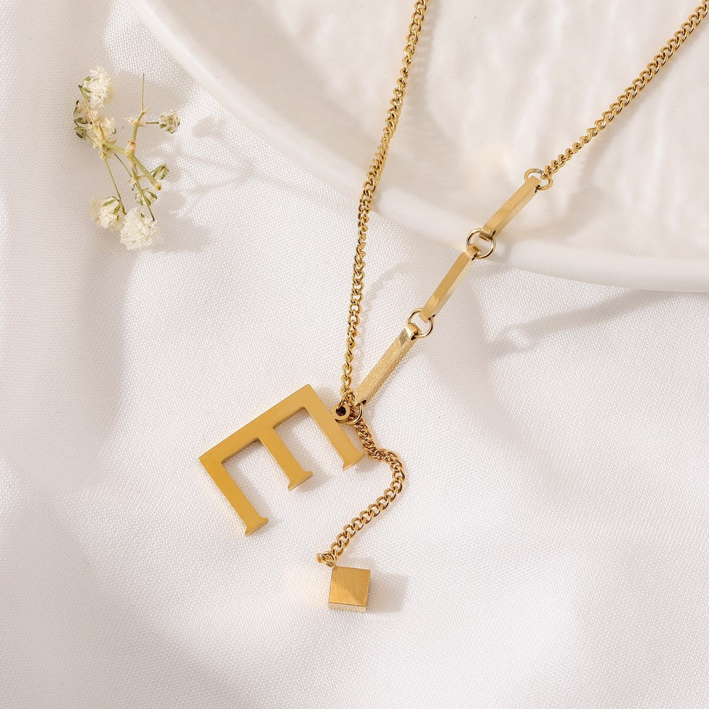 ALEXIA - Collar con inicial personalizada y dije de dado en baño de oro™