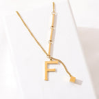 ALEXIA - Collar con inicial personalizada y dije de dado en baño de oro™