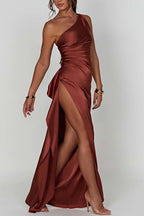 ADRIANA - Vestido largo asimétrico de satén con hombro descubierto y abertura lateral™