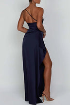 ADRIANA - Vestido largo asimétrico de satén con hombro descubierto y abertura lateral™