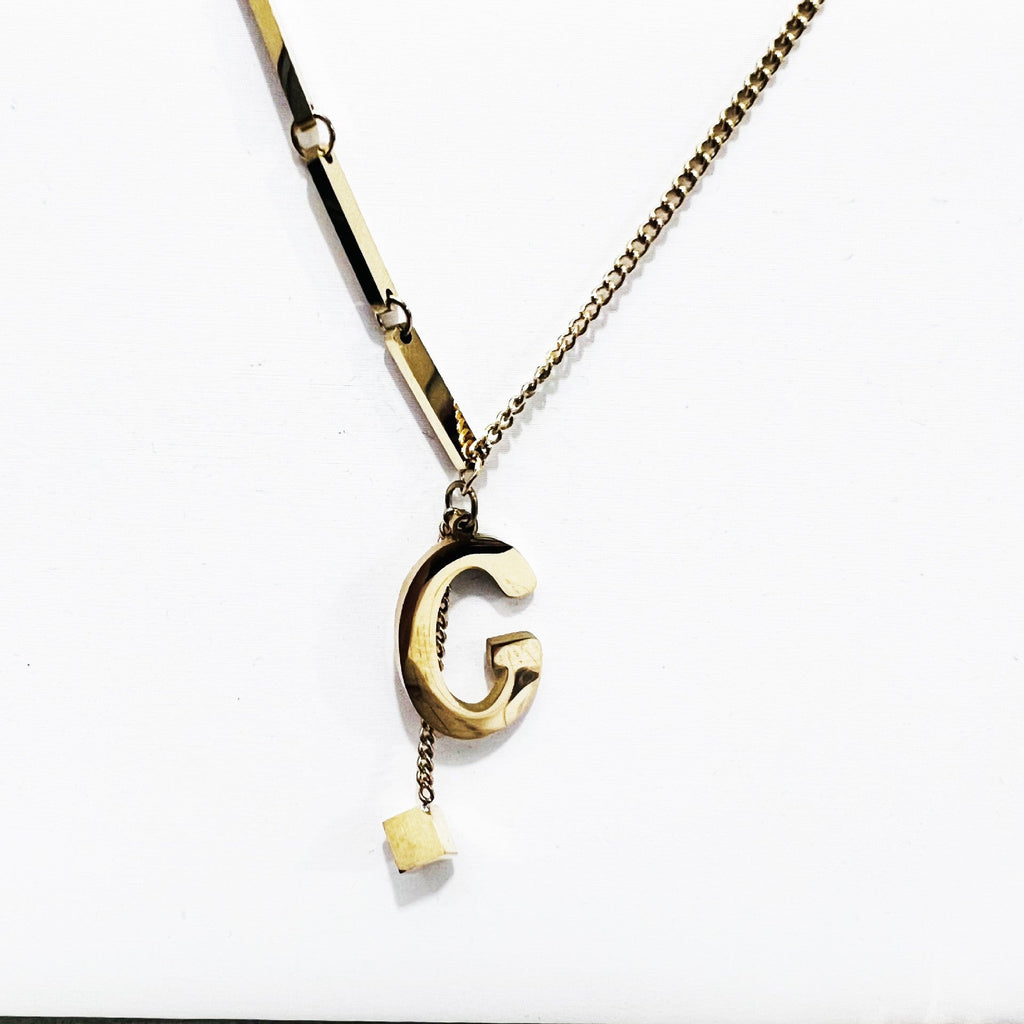 ALEXIA - Collar con inicial personalizada y dije de dado en baño de oro™