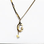 ALEXIA - Collar con inicial personalizada y dije de dado en baño de oro™