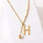 ALEXIA - Collar con inicial personalizada y dije de dado en baño de oro™