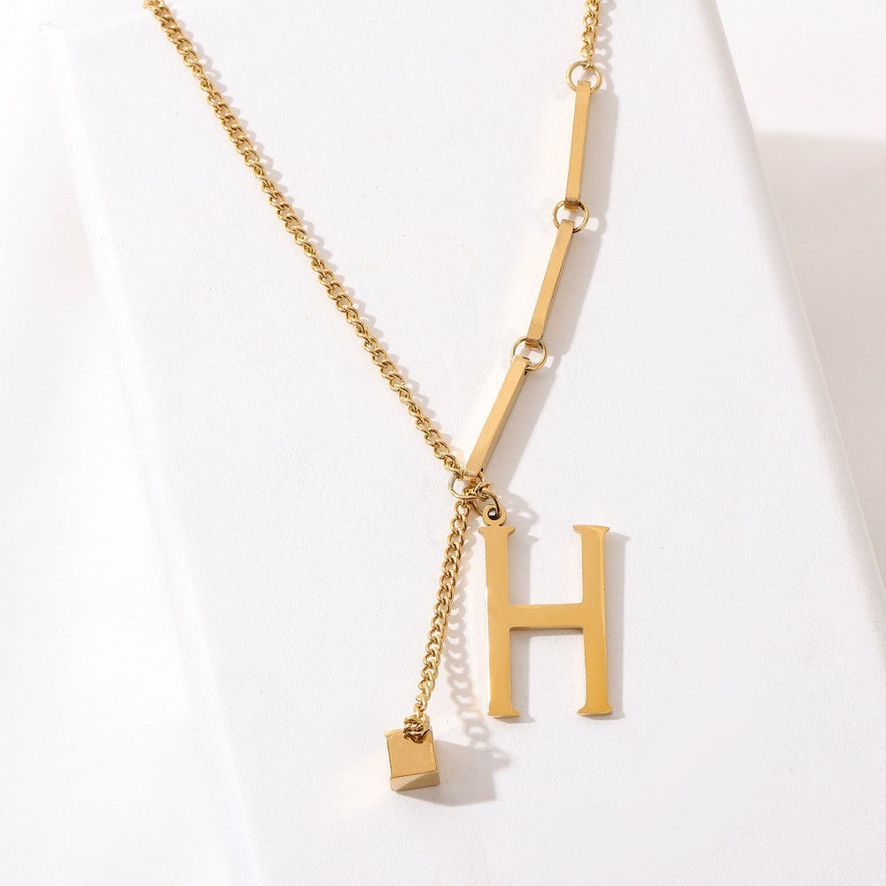 ALEXIA - Collar con inicial personalizada y dije de dado en baño de oro™