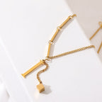 ALEXIA - Collar con inicial personalizada y dije de dado en baño de oro™