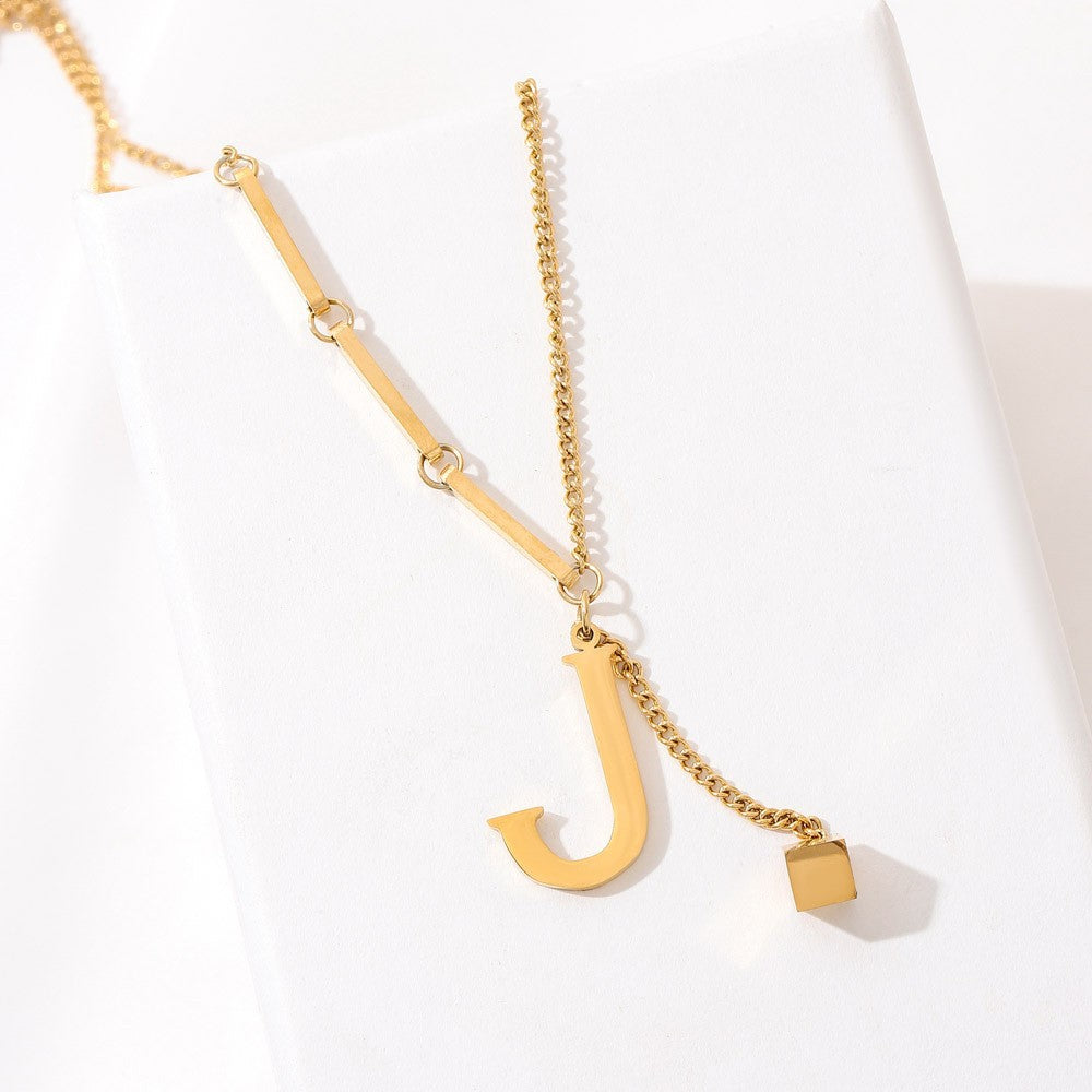 ALEXIA - Collar con inicial personalizada y dije de dado en baño de oro™