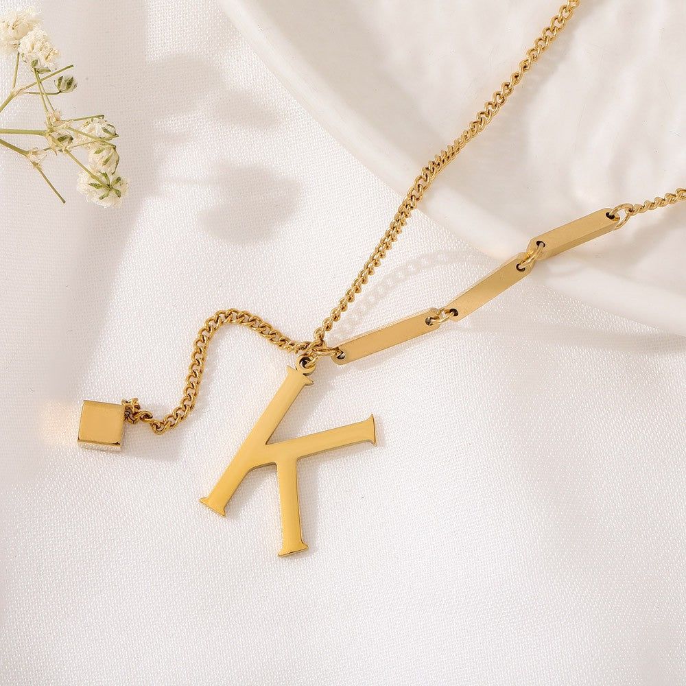 ALEXIA - Collar con inicial personalizada y dije de dado en baño de oro™