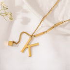 ALEXIA - Collar con inicial personalizada y dije de dado en baño de oro™