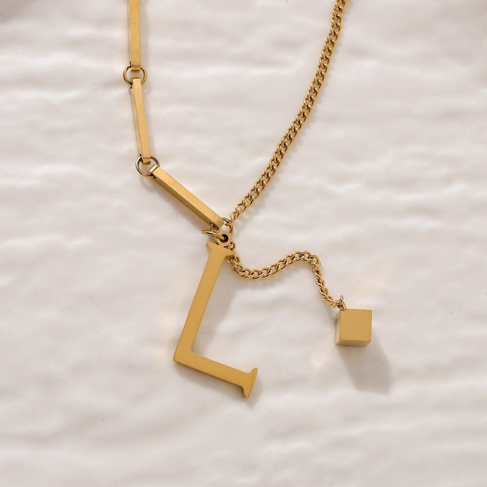 ALEXIA - Collar con inicial personalizada y dije de dado en baño de oro™
