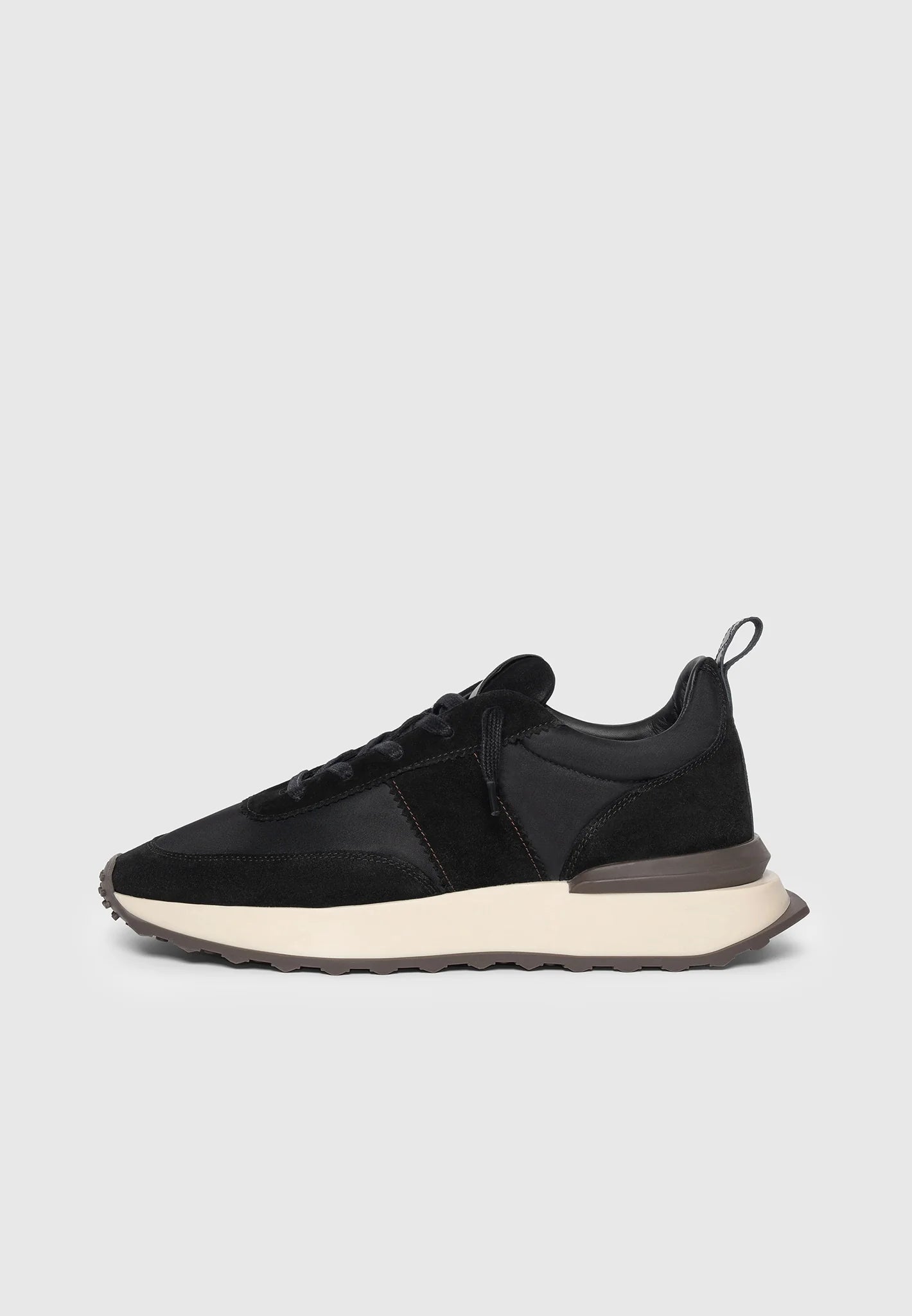 HERNÁNDEZ- Zapatilla Premium Retro Runner en Ante y Piel