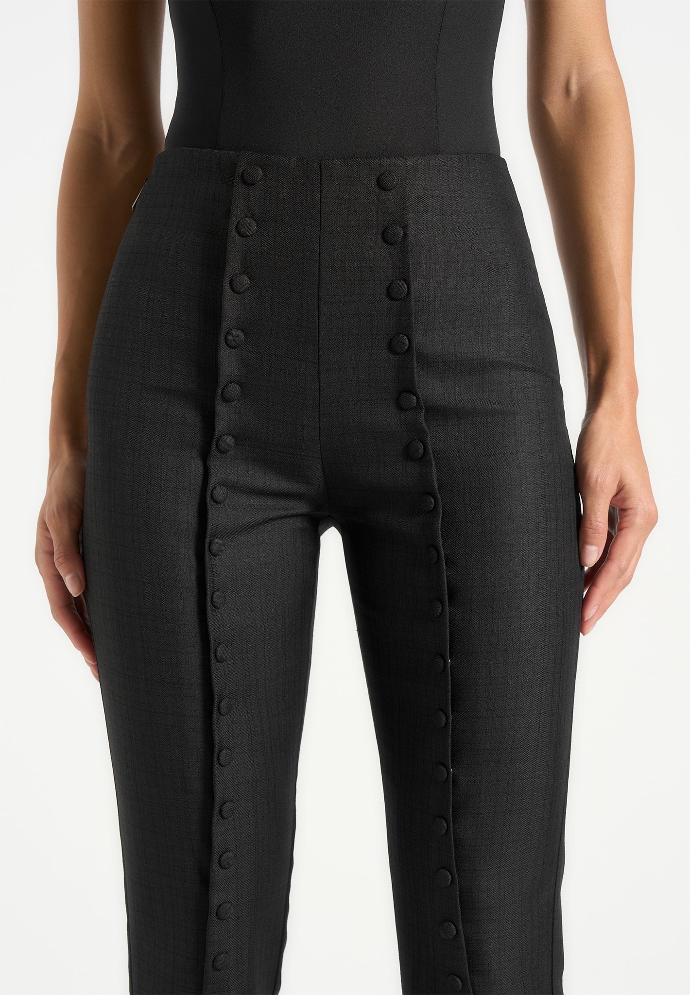 OLIVIA-Elegancia minimalista con detalle distintivo