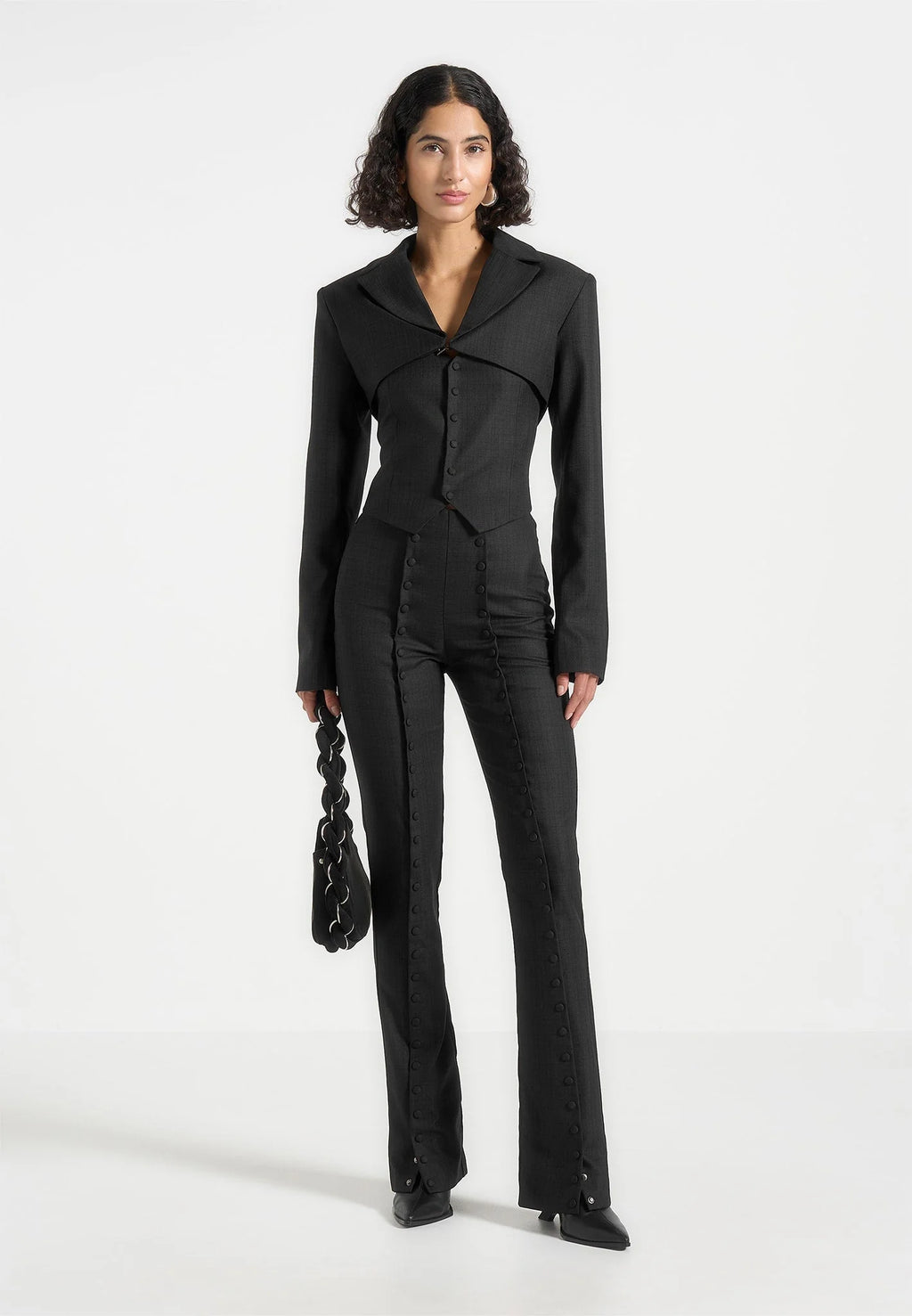 OLIVIA-Elegancia minimalista con detalle distintivo