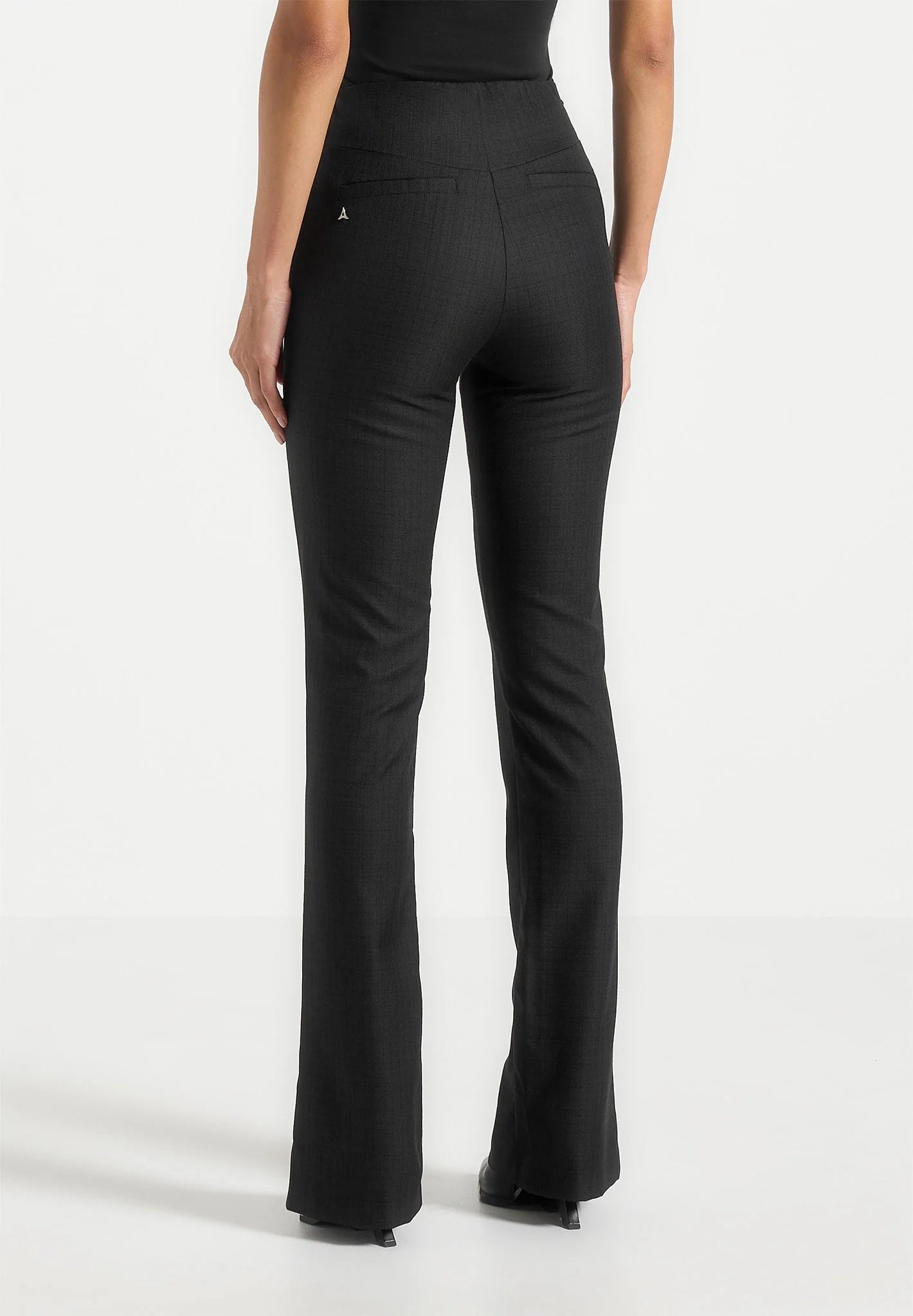 OLIVIA-Elegancia minimalista con detalle distintivo