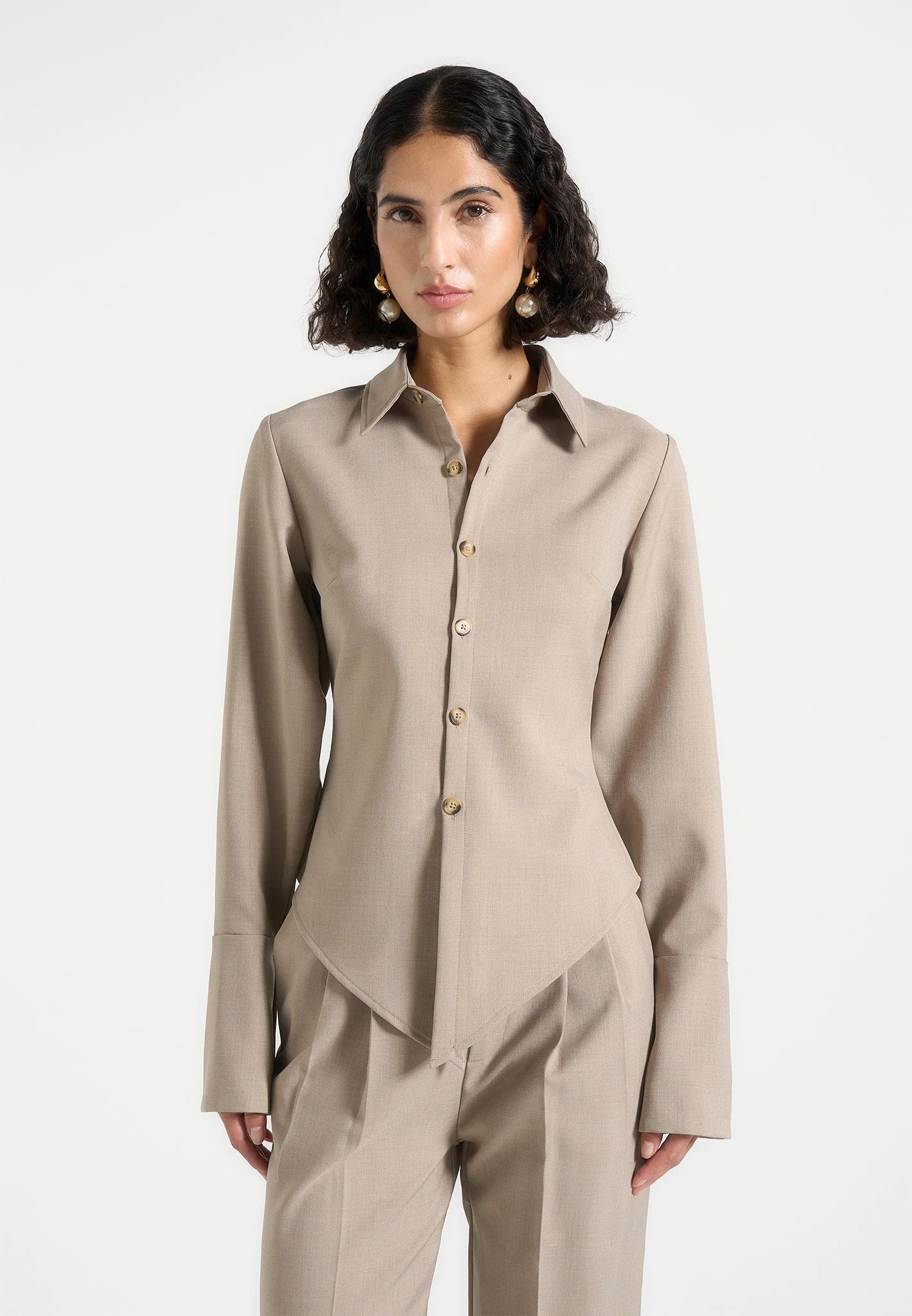 VALERIA-Camisa con estructura y vanguardia