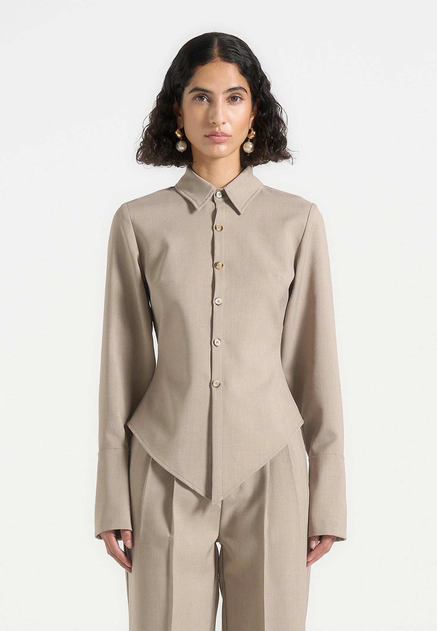 VALERIA-Camisa con estructura y vanguardia
