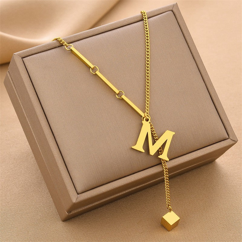 ALEXIA - Collar con inicial personalizada y dije de dado en baño de oro™