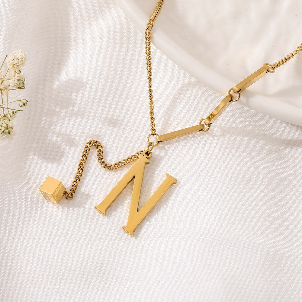 ALEXIA - Collar con inicial personalizada y dije de dado en baño de oro™