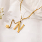 ALEXIA - Collar con inicial personalizada y dije de dado en baño de oro™