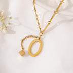 ALEXIA - Collar con inicial personalizada y dije de dado en baño de oro™