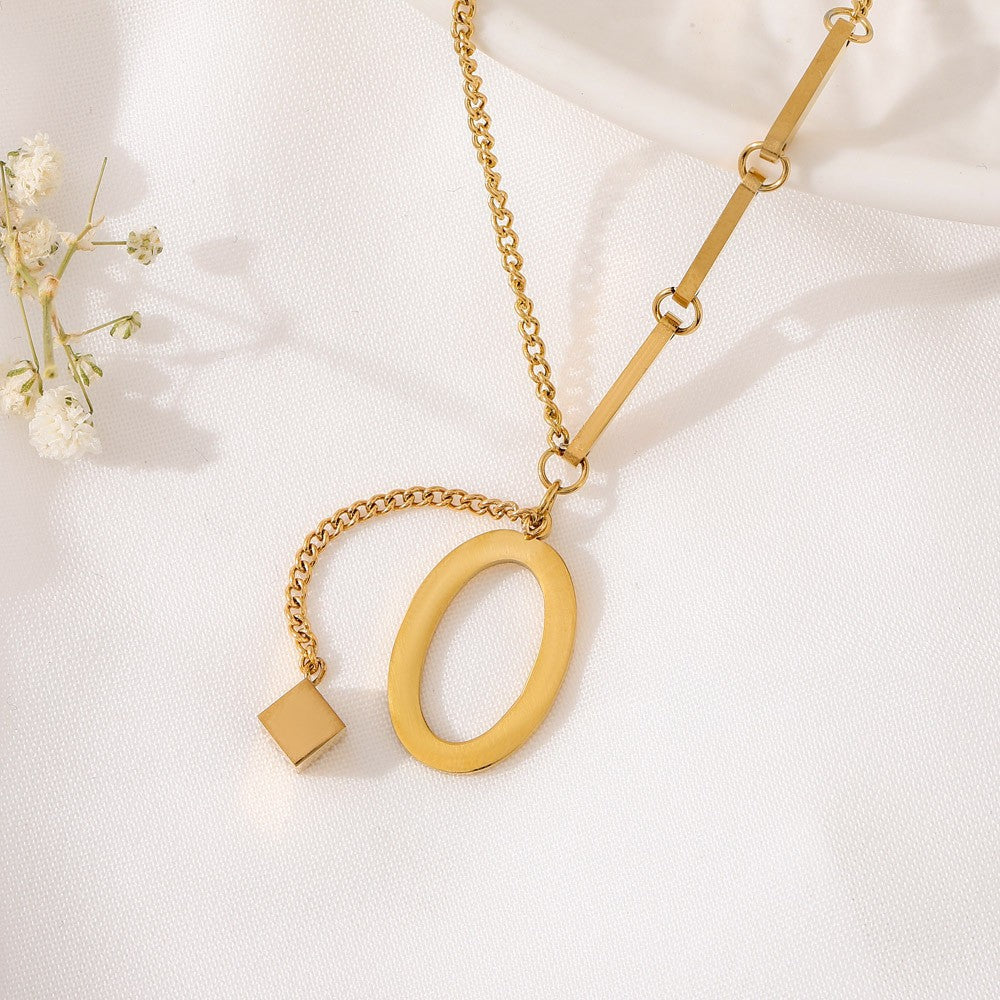 ALEXIA - Collar con inicial personalizada y dije de dado en baño de oro™