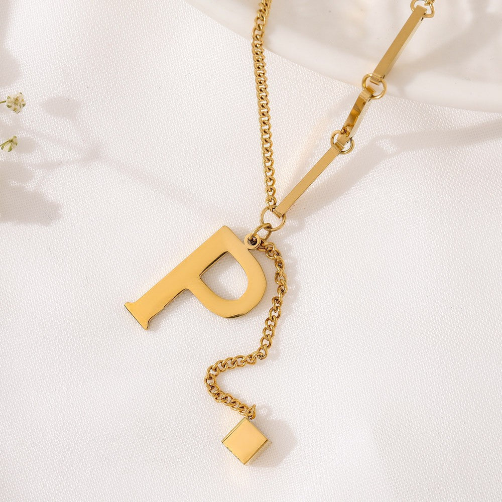 ALEXIA - Collar con inicial personalizada y dije de dado en baño de oro™