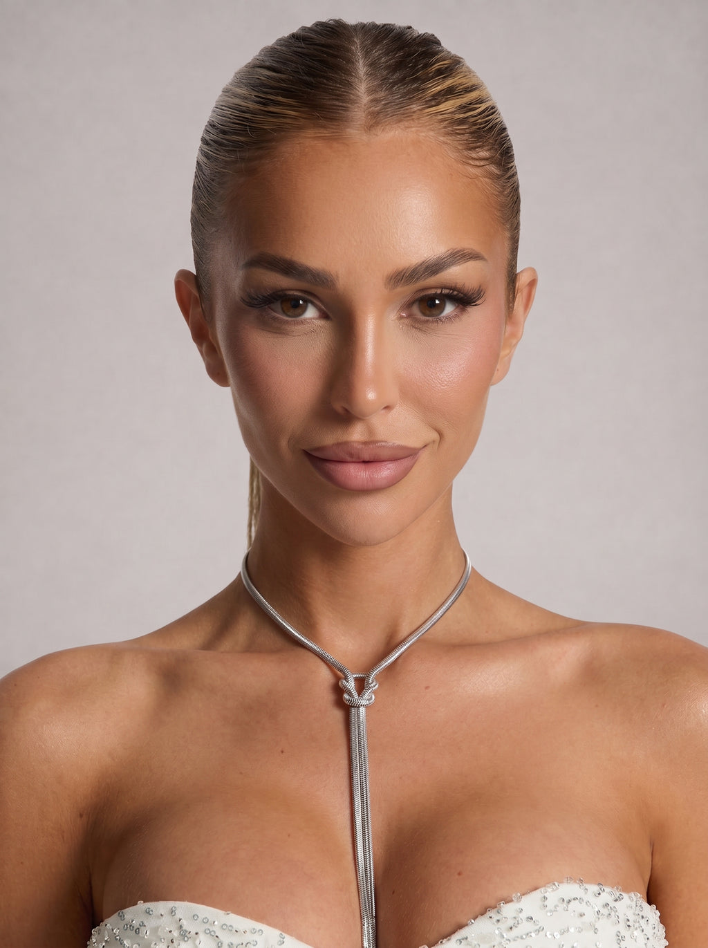 CAMILA - Collar estilo corbatín de malla serpiente con nudo corredizo y borlas en baño de rodio y plata de ley™