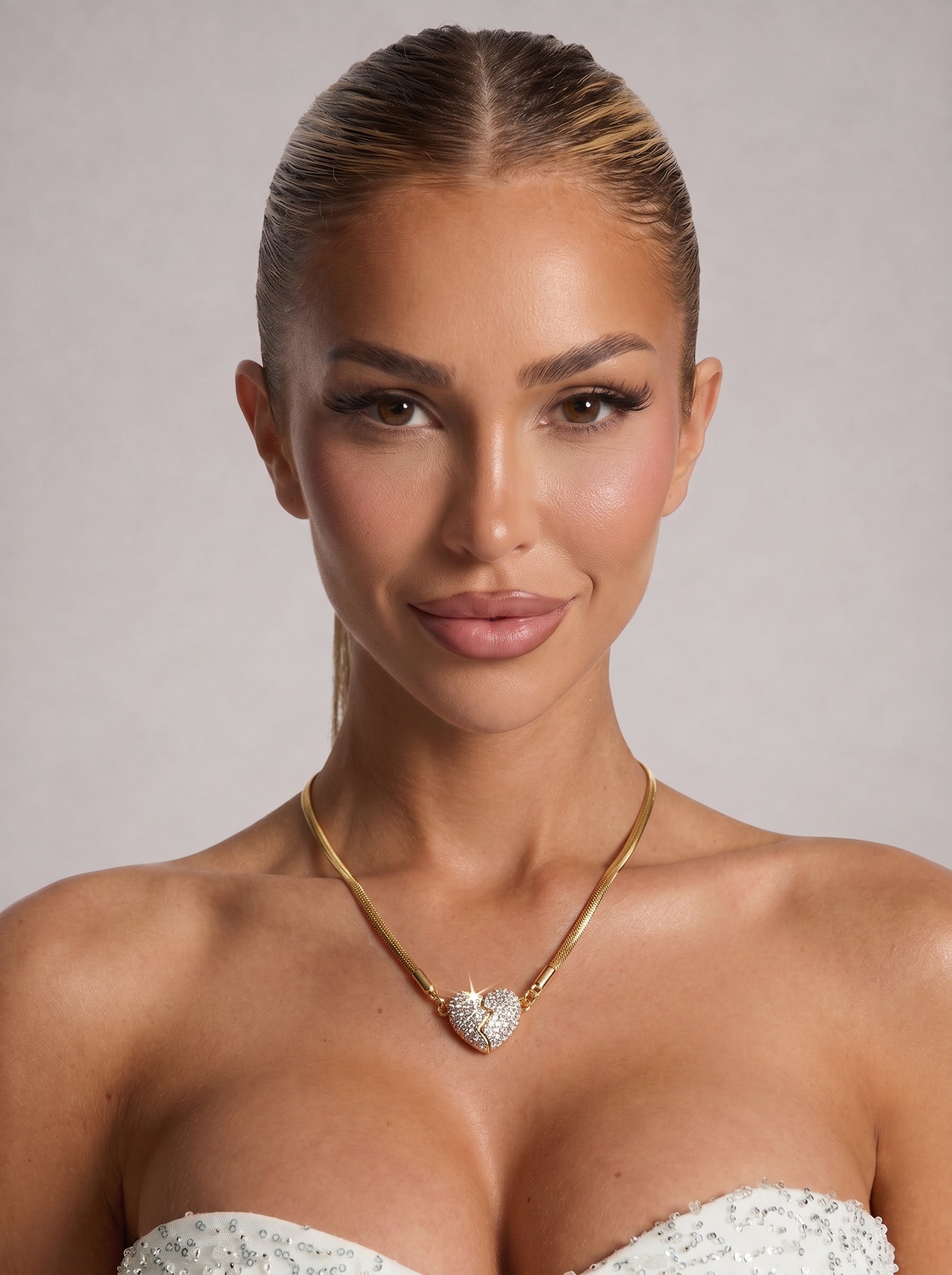 BEATRIZ - Collar multiposición de triple cadena con corazón en pavé de circonias y baño de oro™