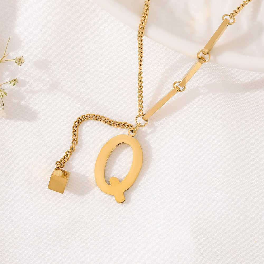 ALEXIA - Collar con inicial personalizada y dije de dado en baño de oro™
