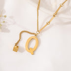ALEXIA - Collar con inicial personalizada y dije de dado en baño de oro™