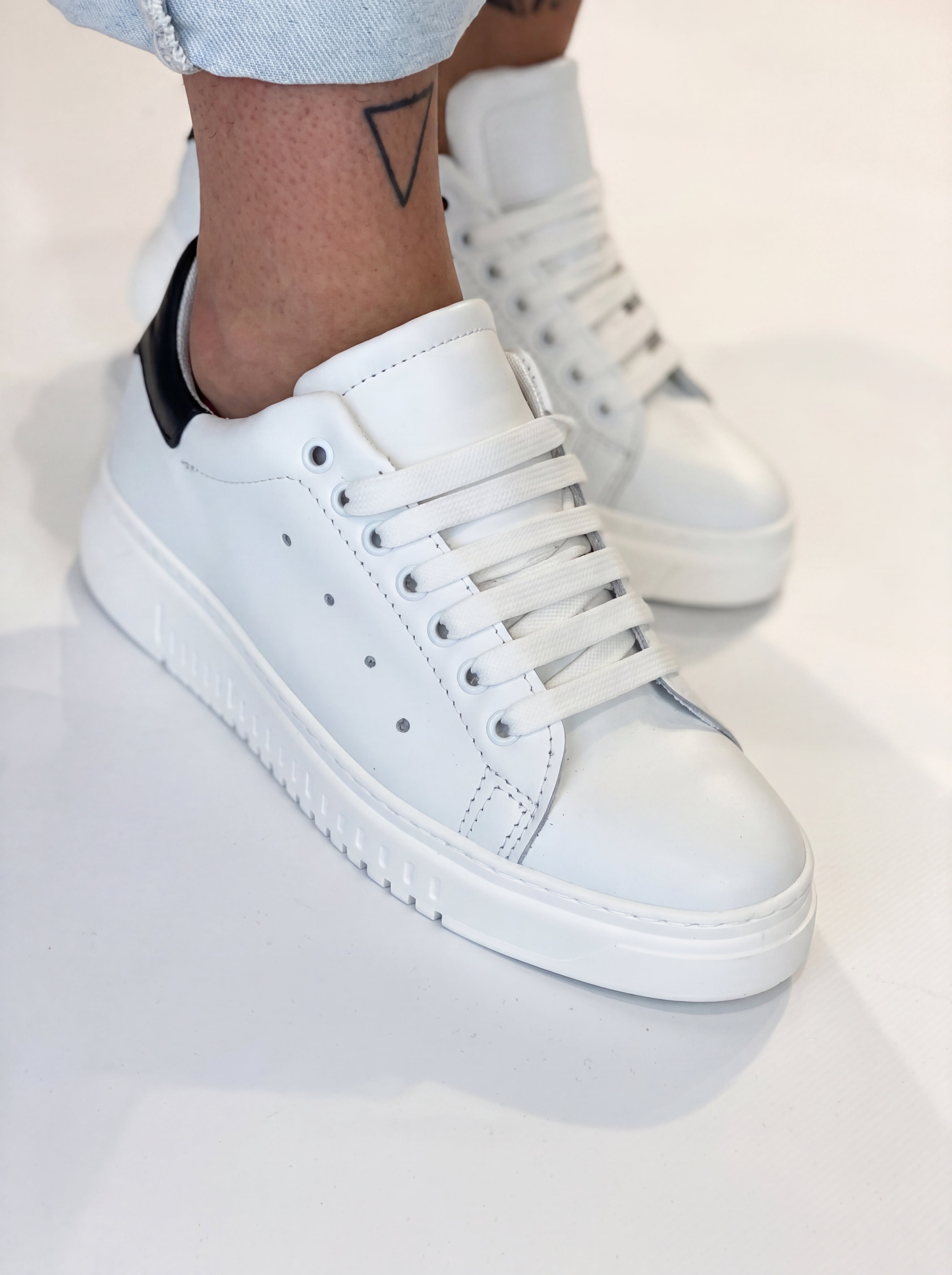 MUÑOZ-Zapatillas en Piel Blanca con Inserción Negra