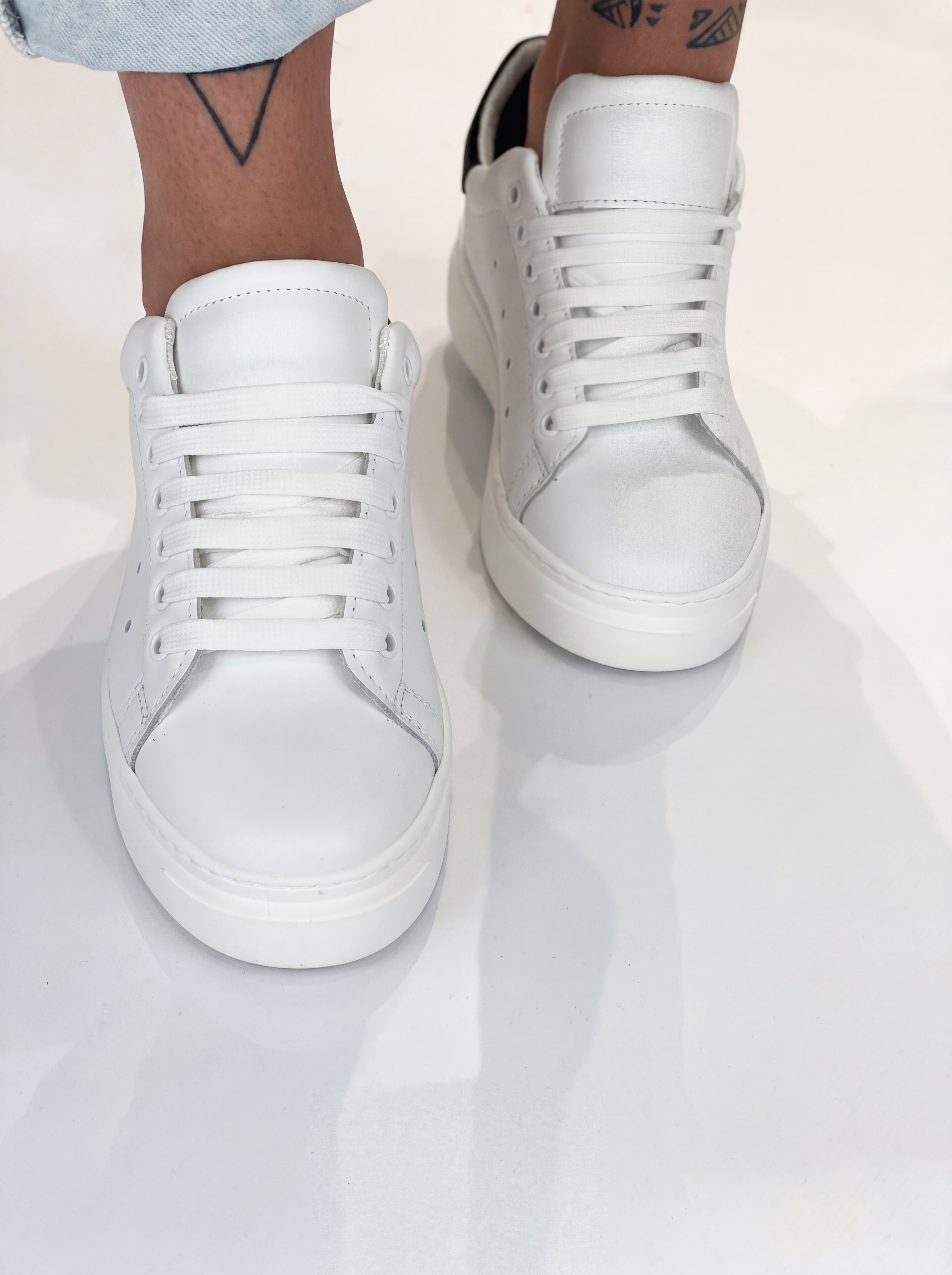 MUÑOZ-Zapatillas en Piel Blanca con Inserción Negra