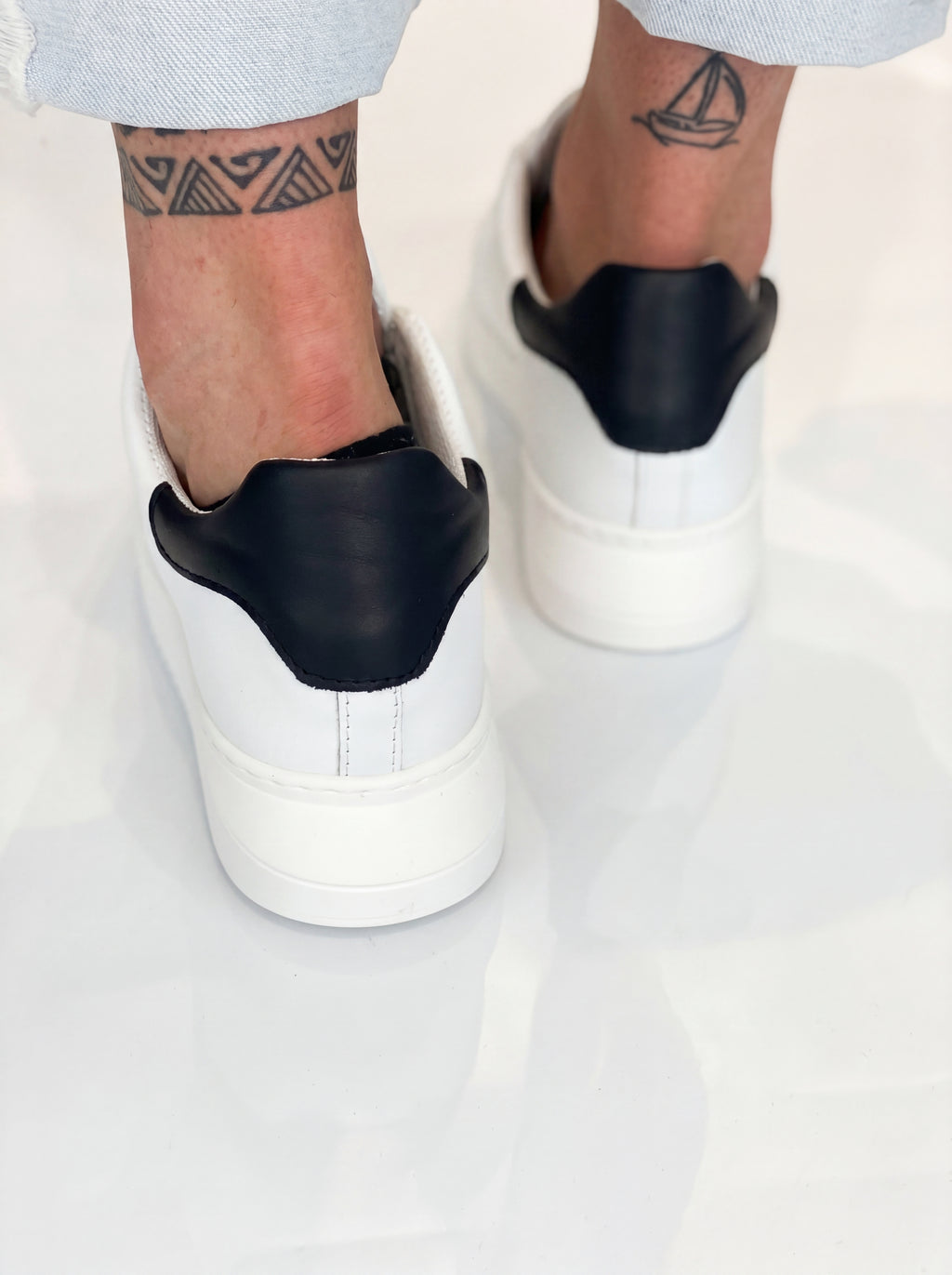 MUÑOZ-Zapatillas en Piel Blanca con Inserción Negra