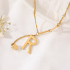 ALEXIA - Collar con inicial personalizada y dije de dado en baño de oro™