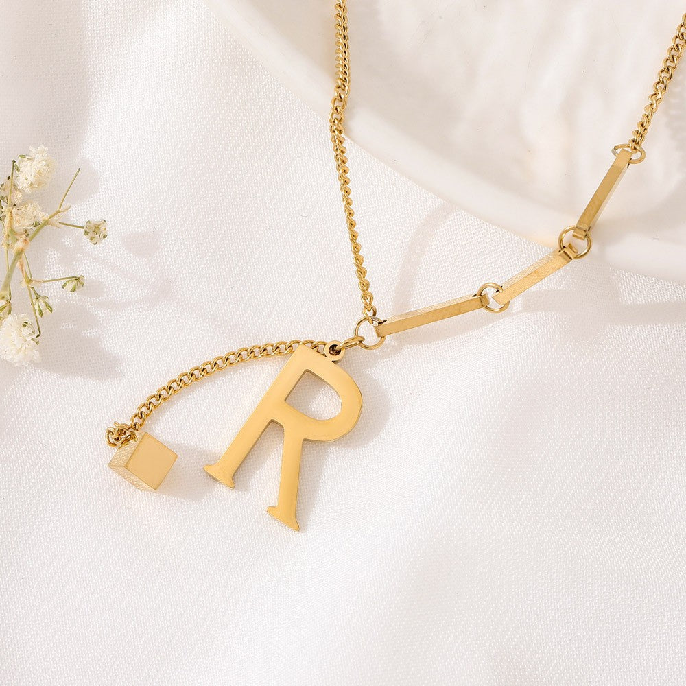 ALEXIA - Collar con inicial personalizada y dije de dado en baño de oro™