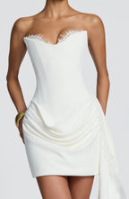 AVELINA - Minivestido corsetero de plumas con sobrefalda™