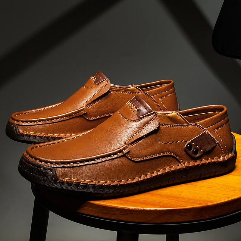 GONZALO - Mocasines de piel con costura artesanal y remaches metálicos™