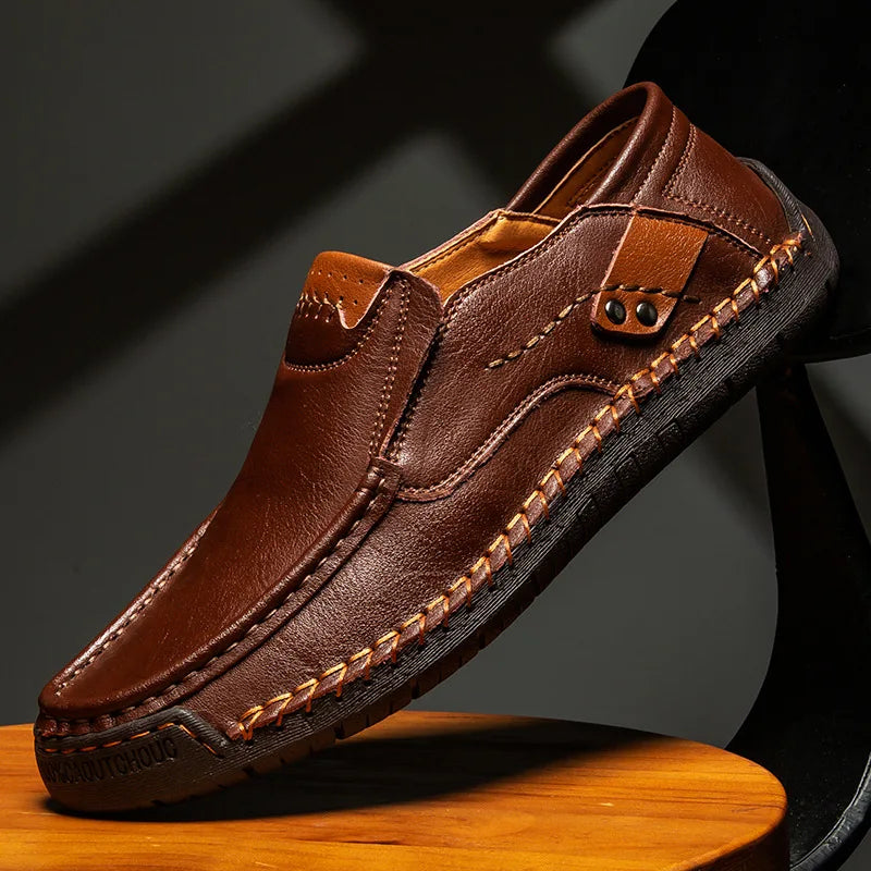 GONZALO - Mocasines de piel con costura artesanal y remaches metálicos™