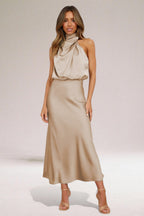LUCÍA - Vestido largo de satén con cuello halter drapeado™