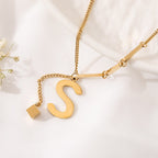 ALEXIA - Collar con inicial personalizada y dije de dado en baño de oro™