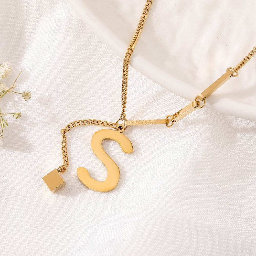 ALEXIA - Collar con inicial personalizada y dije de dado en baño de oro™
