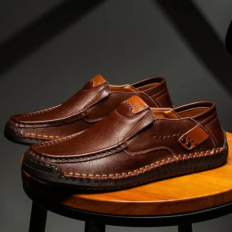 GONZALO - Mocasines de piel con costura artesanal y remaches metálicos™